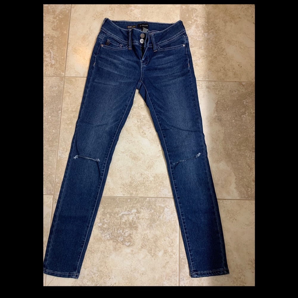 New Rampage size 3 distressed skinny jean